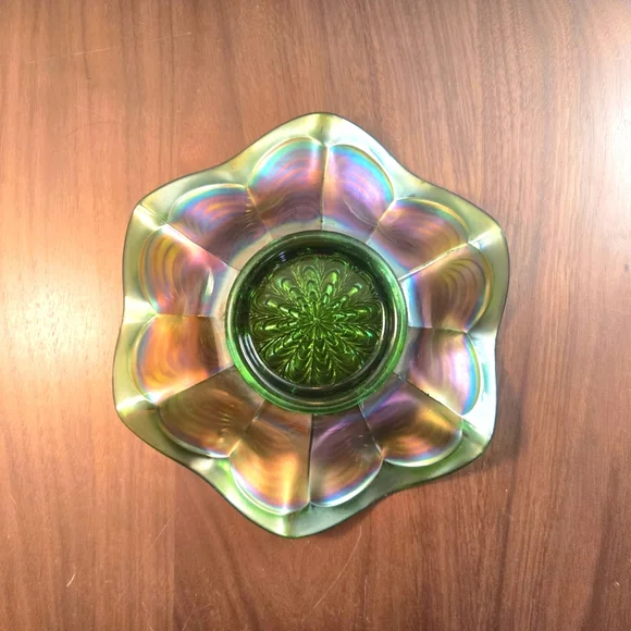 Vintage Fenton Carnivol Glass Iridescent Green and Gold Bowl - Picture 3 of 3